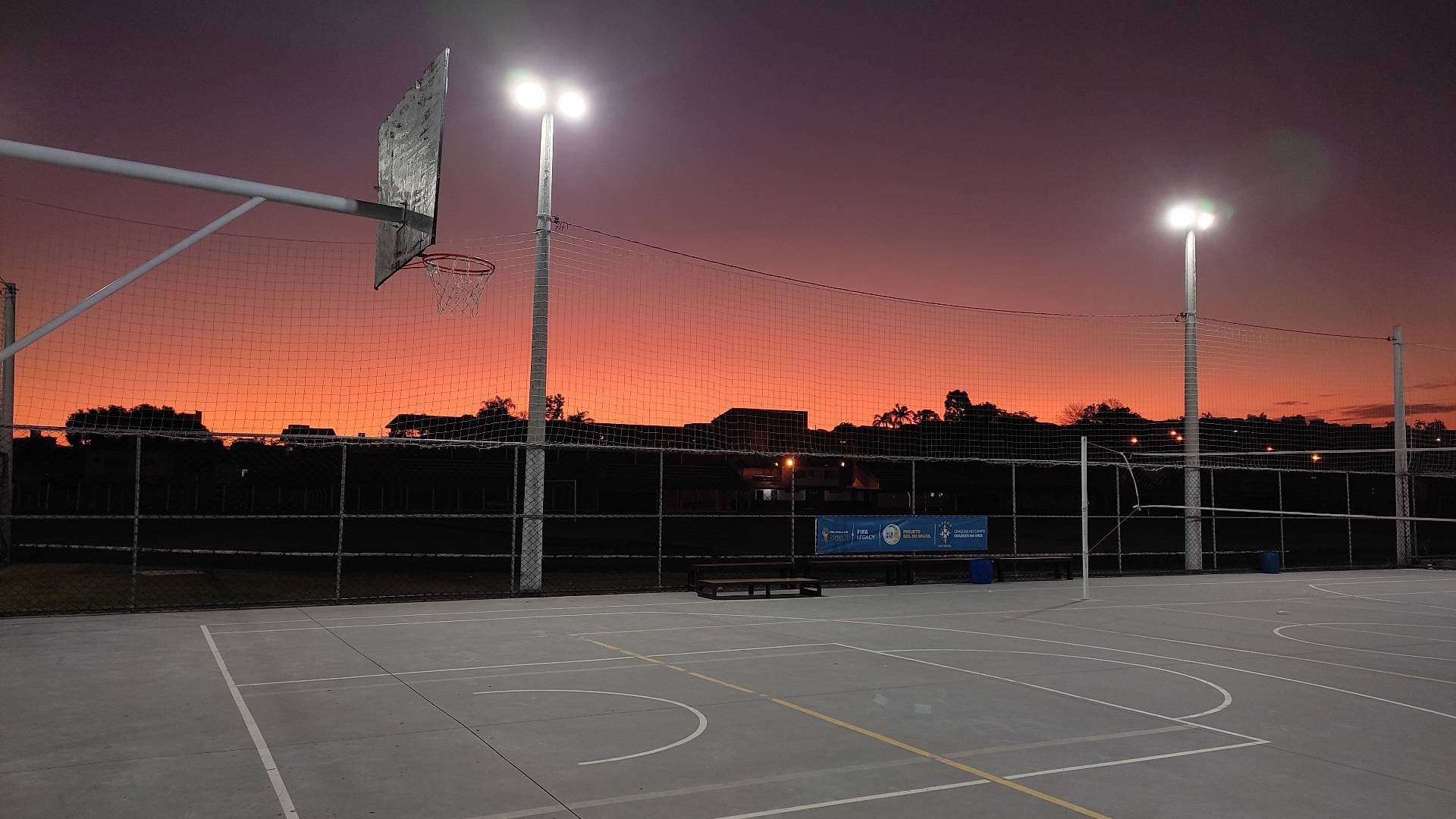 Image of people play basket